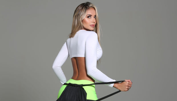 Sexy, chic long sleeve athletic crop top in white by Sky Wox sold by ironangelsfashion.com | Top chic y deportivo color blanco, estilo corto, manga larga 